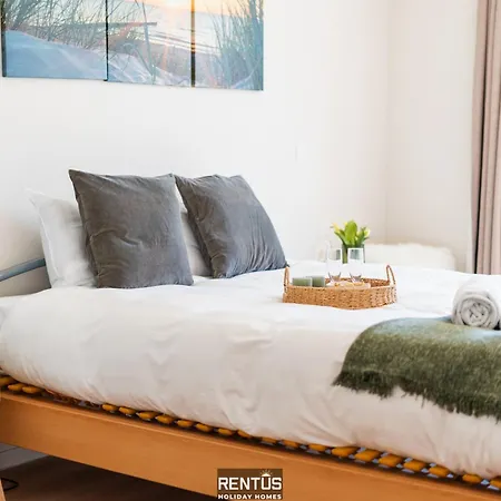 La Dolce Vickri - Modern With Garden And Swimming Pool アパート
